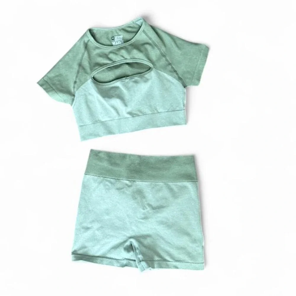Women's Green Seamless 2 Piece Workout Set Cutout Crop Top Shorts Size Medium